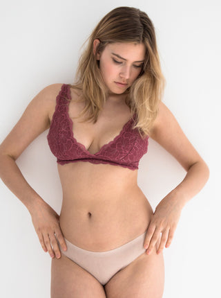 Seamless Thong Sneaky Vaunt Panties Nude Lace Print Size M